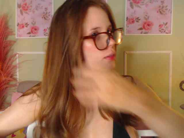 PrettyAriel webcam