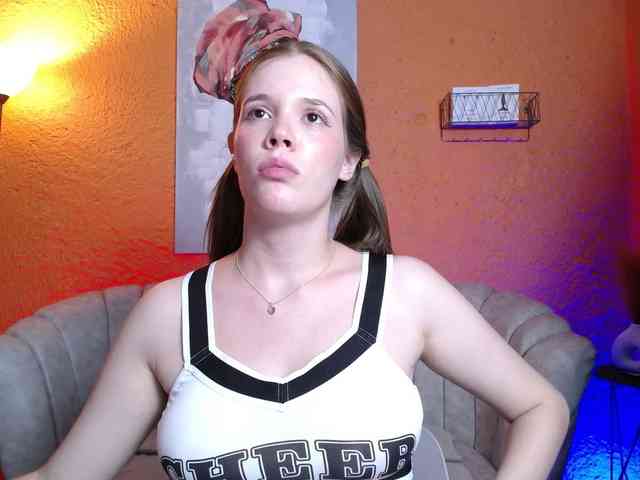 PrettyAriel webcam