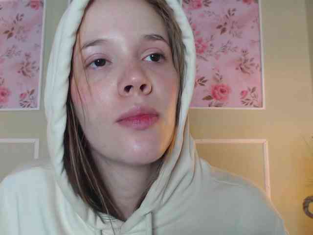 PrettyAriel webcam