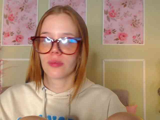PrettyAriel webcam