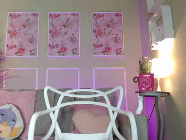 PrettyAriel webcam