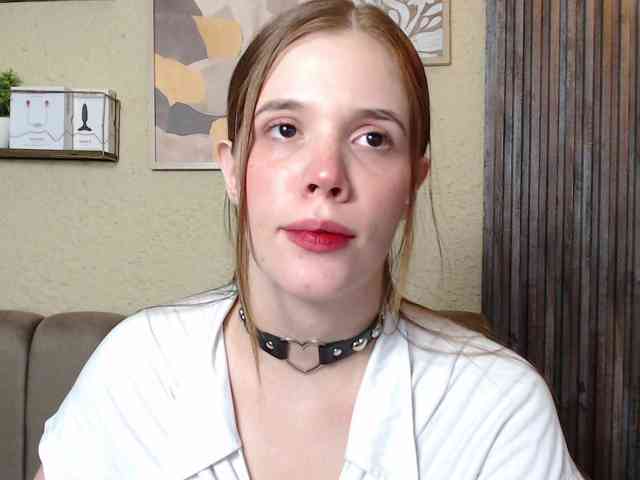 PrettyAriel webcam