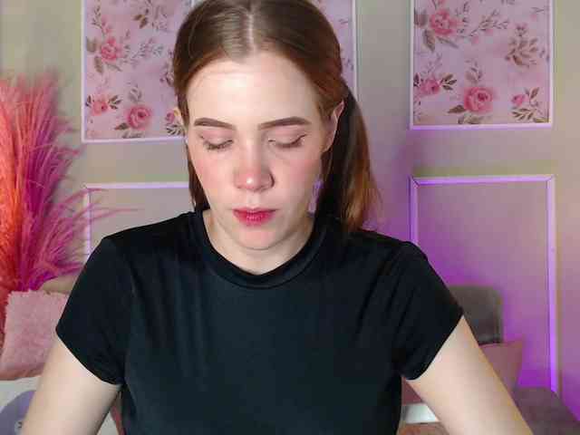 PrettyAriel webcam