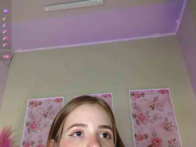 PrettyAriel webcam