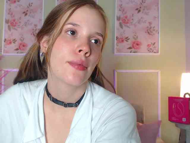 PrettyAriel webcam