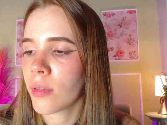 PrettyAriel webcam