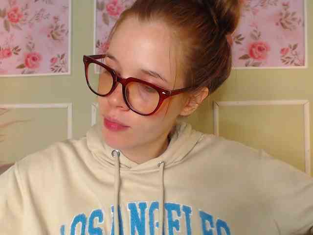 PrettyAriel webcam