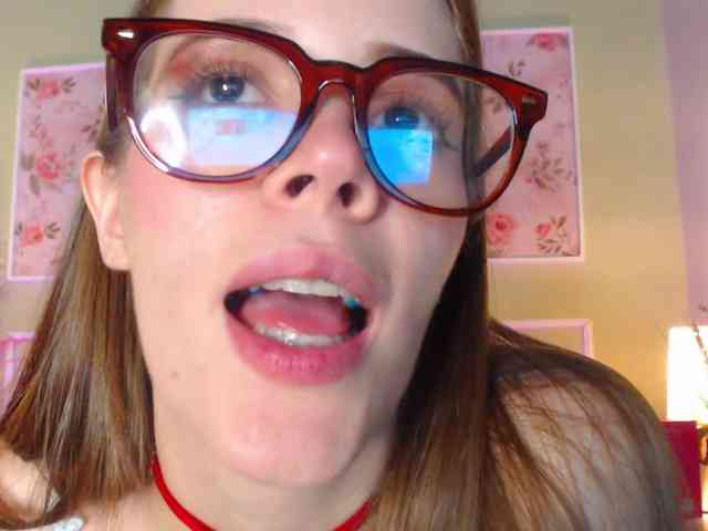 PrettyAriel webcam