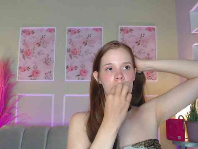 PrettyAriel webcam