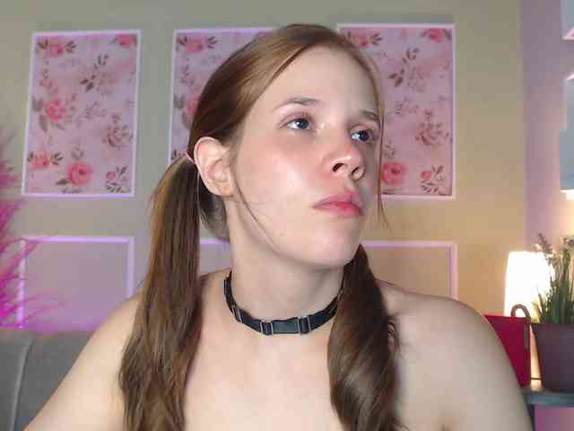 PrettyAriel webcam