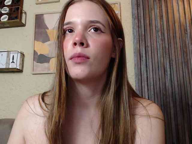 PrettyAriel webcam