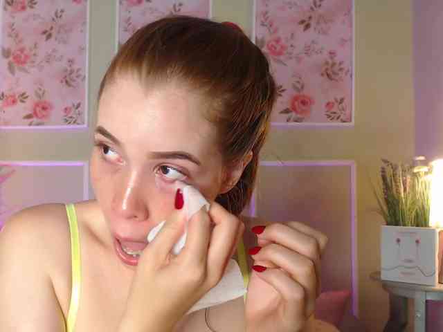 PrettyAriel webcam