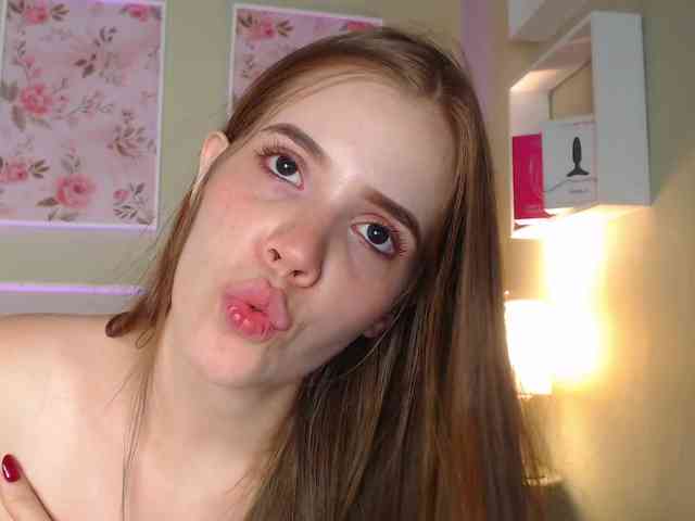 PrettyAriel webcam