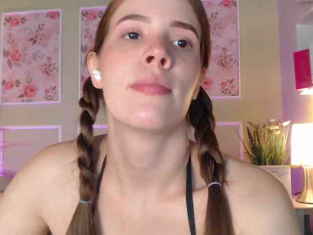 PrettyAriel webcam
