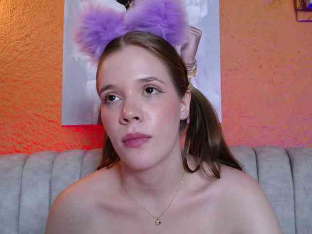 PrettyAriel webcam