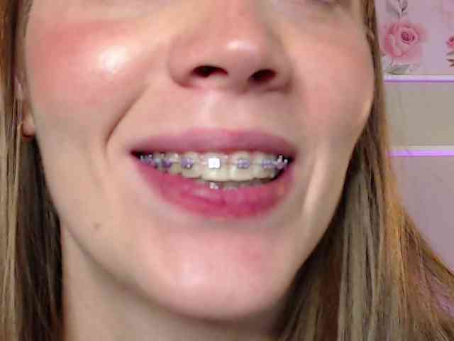PrettyAriel webcam