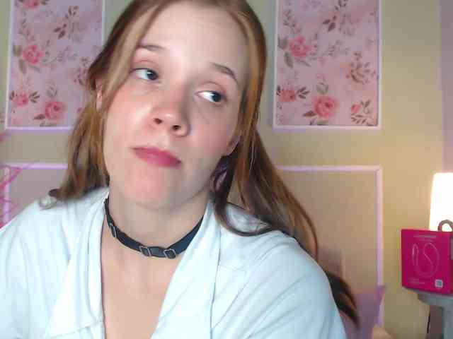 PrettyAriel webcam