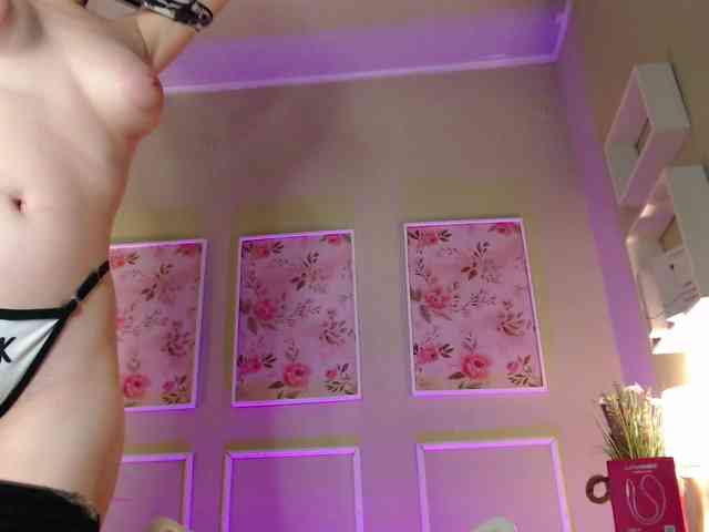 PrettyAriel webcam