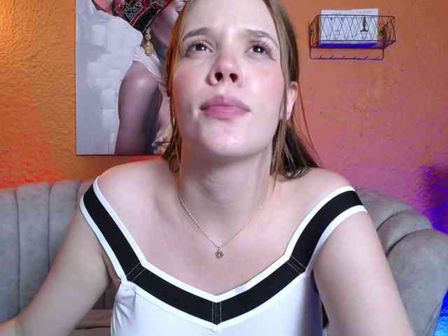 PrettyAriel webcam