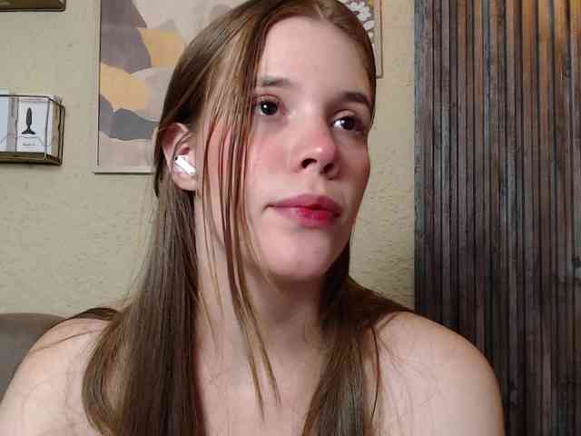 PrettyAriel webcam