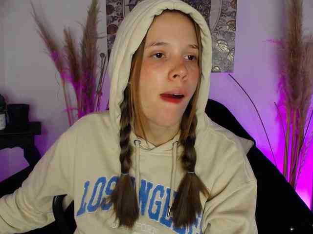 PrettyAriel webcam