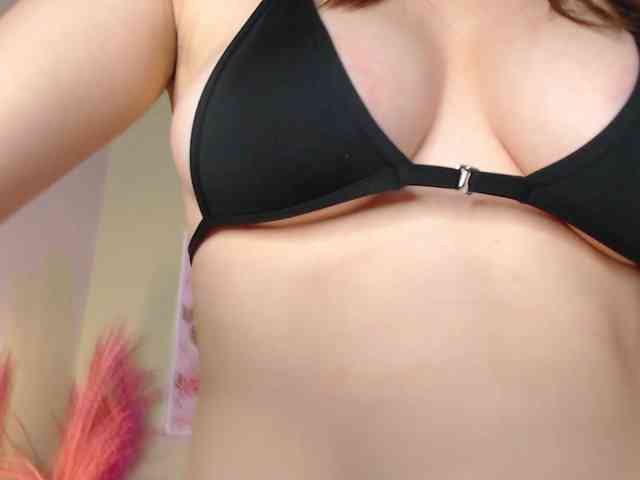PrettyAriel webcam
