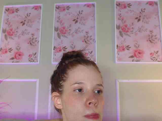 PrettyAriel webcam