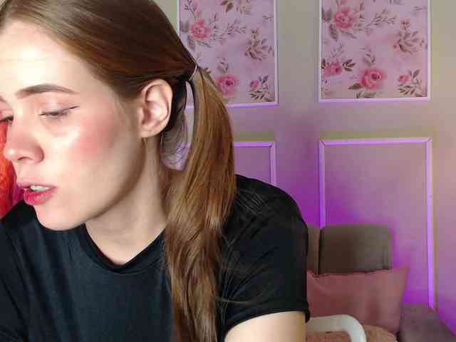 PrettyAriel webcam