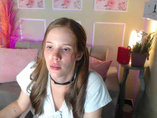 PrettyAriel webcam