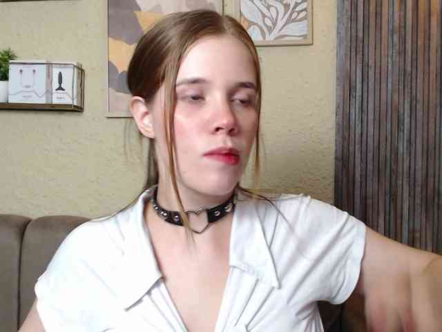 PrettyAriel webcam