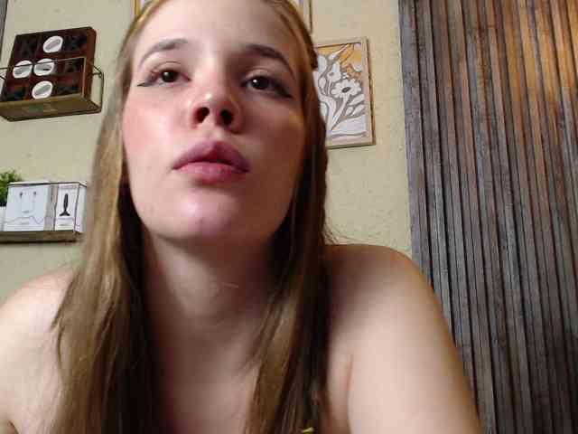 PrettyAriel webcam