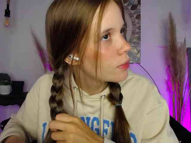 PrettyAriel webcam