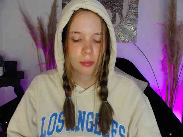 PrettyAriel webcam