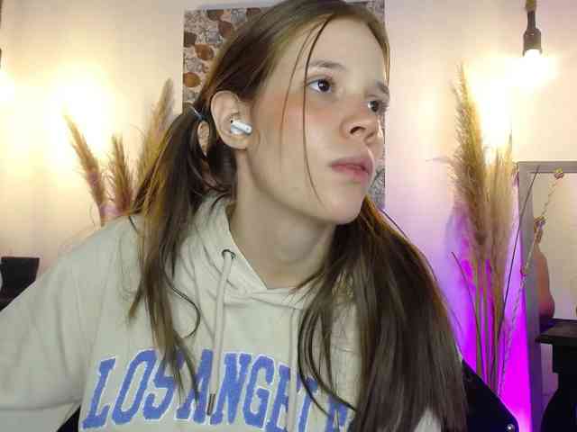 PrettyAriel webcam