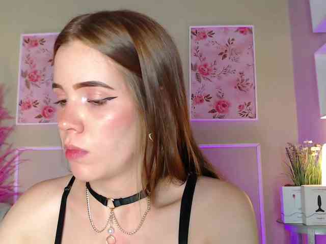 PrettyAriel webcam
