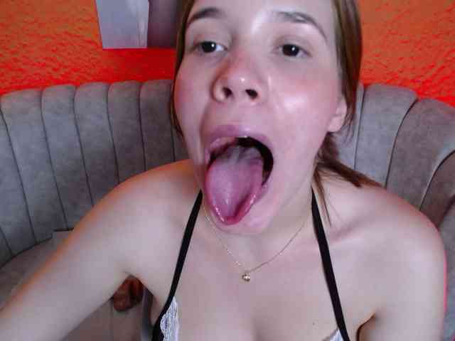 PrettyAriel webcam