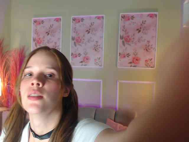 PrettyAriel webcam