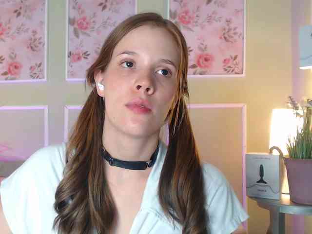 PrettyAriel webcam