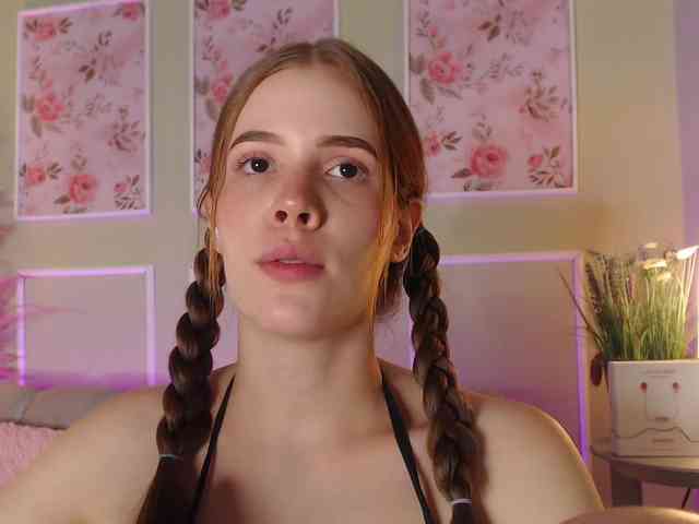 PrettyAriel webcam