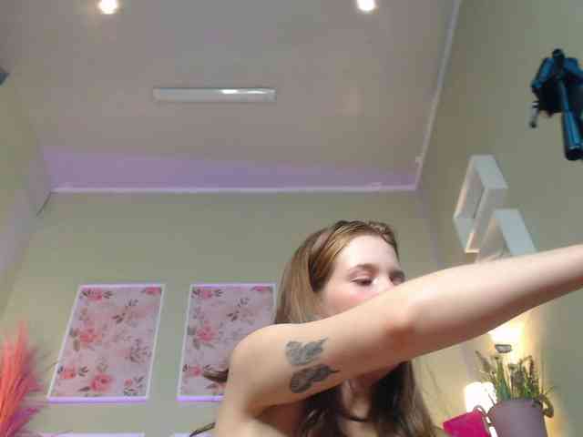PrettyAriel webcam