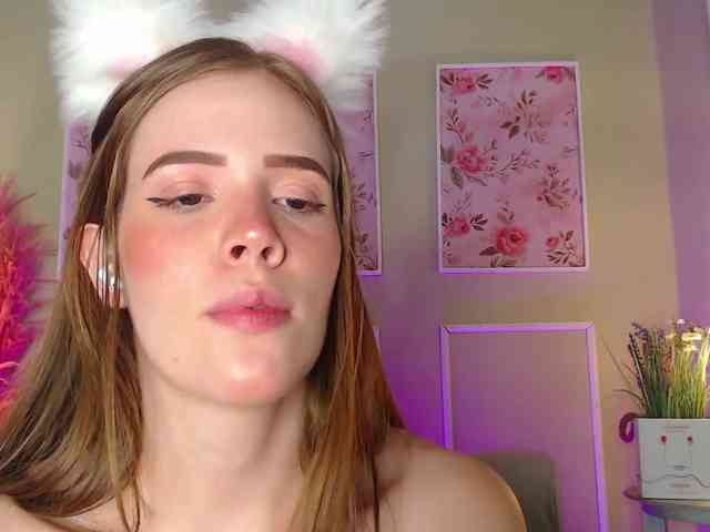 PrettyAriel webcam