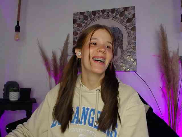 PrettyAriel webcam