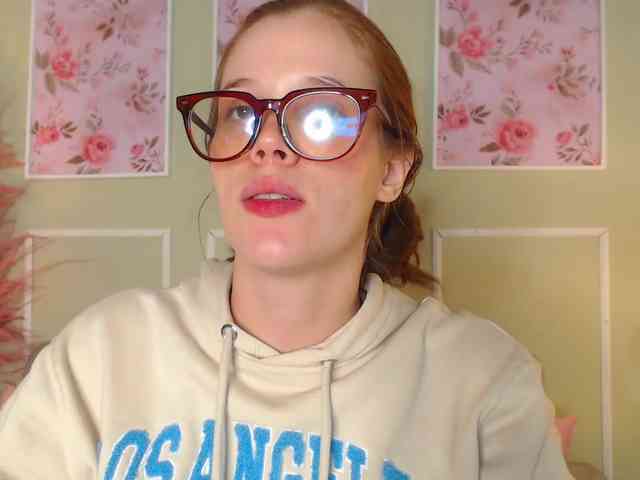 PrettyAriel webcam