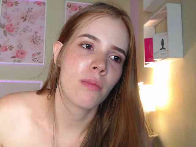 PrettyAriel webcam