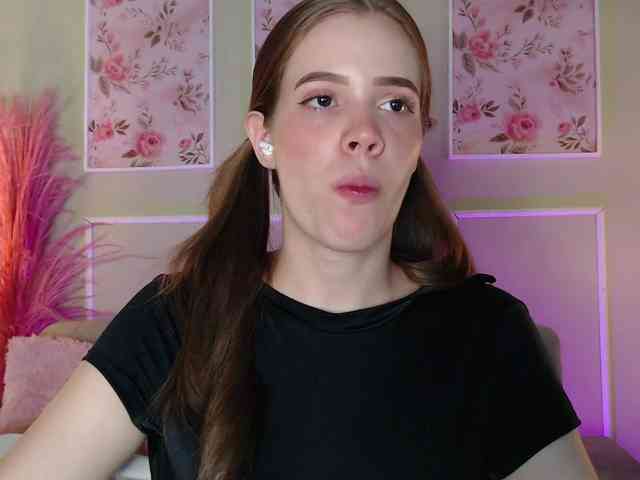PrettyAriel webcam