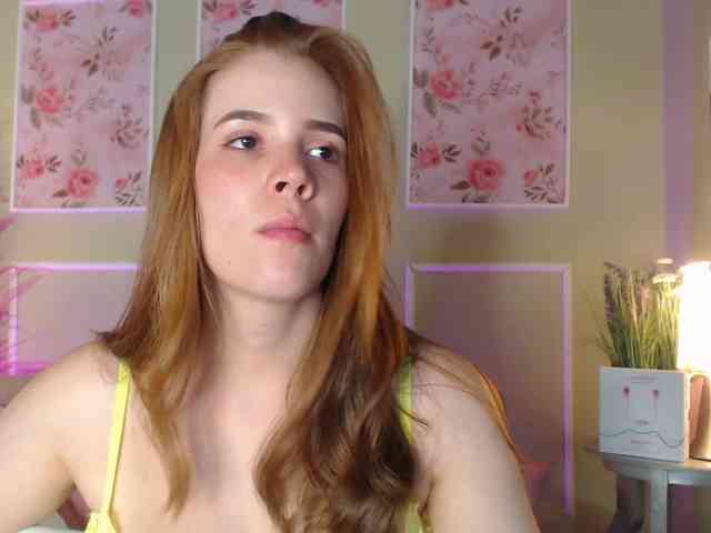 PrettyAriel webcam