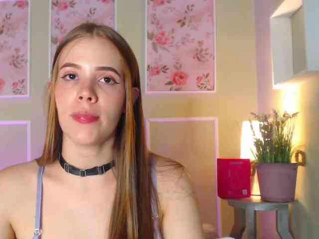 PrettyAriel webcam