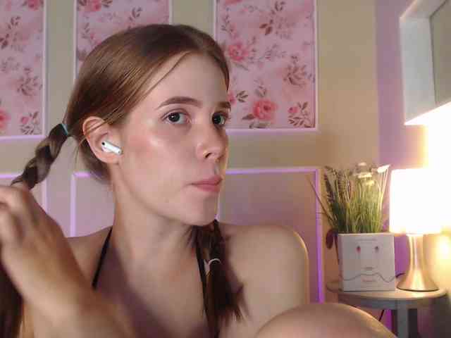 PrettyAriel webcam