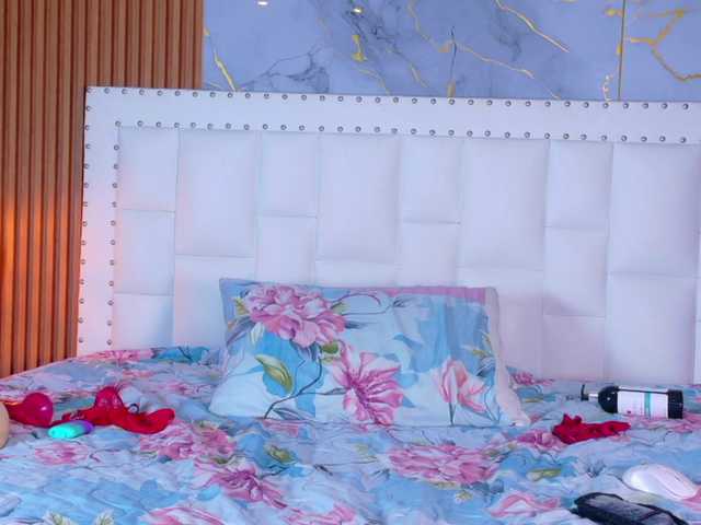 slutlittlegir's BongaCams show and profile