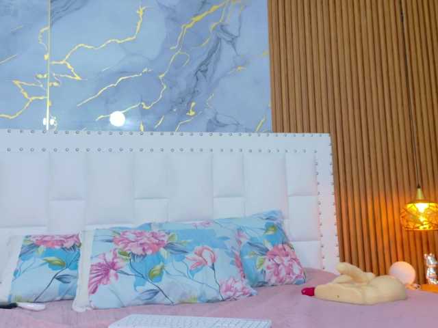 slutlittlegir live cam profile